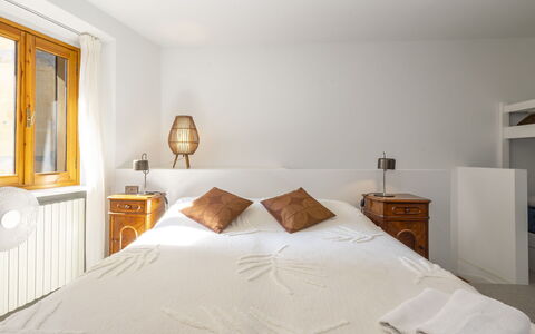 La Giuseppina: Bed, Interieur Ontwerp, Slaapkamer, Meubilair, Muur, Laken, Bedding, Hout, Plafond, Verdieping