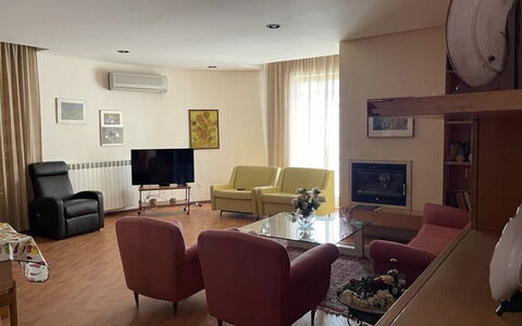 Villa Billona: Meubilair, Interieur Ontwerp, Flooring, Bankstel, Verdieping, Woonkamer, Hout, Kamer, Plafond, Tafel