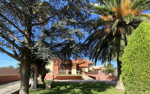 Villa Billona: Boom, Blad, Gazon, Tuin, Woody Plant, Schaduw, Hacienda, Landscaping, Oprit