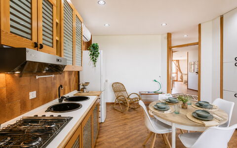 Villa Billona: Interieur Ontwerp, Flooring, Meubilair, Muur, Hout, Keuken, Verdieping, Plafond, Countertop, Cabinetry