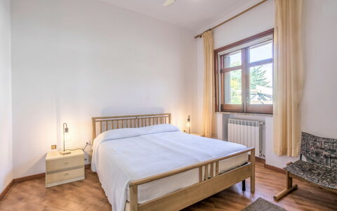 Villa Billona: Bed, Interieur Ontwerp, Slaapkamer, Verdieping, Hout, Plafond, Flooring, Kamer, Laken, Bedding