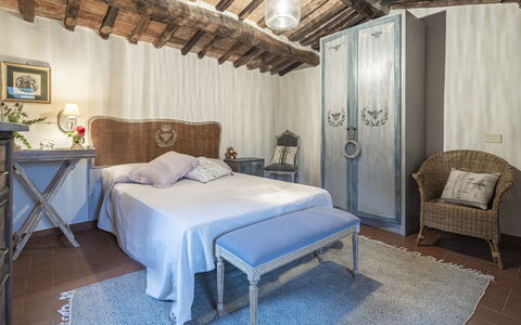 La Casa del Grillo Parlante: Meubilair, Bed, Slaapkamer, Laken, Bedding, Linens, Flooring, Huis, Bed Frame, Interieur Ontwerp
