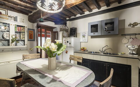 La Casa del Grillo Parlante: Meubilair, Interieur Ontwerp, Flooring, Hout, Keuken, Verdieping, Countertop, Stoel, Plafond, Tafel