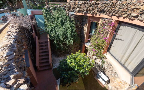 Villa Boi: Muur, Architectuur, Stenen Muur, Tuin, Schaduw, Landscaping, Hacienda, Backyard