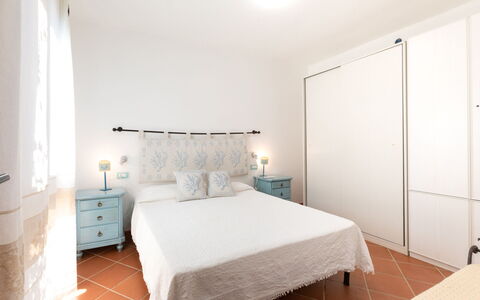Villa Boi: Interieur Ontwerp, Slaapkamer, Meubilair, Flooring, Verdieping, Bed, Kamer, Laken, Plafond, Bedding