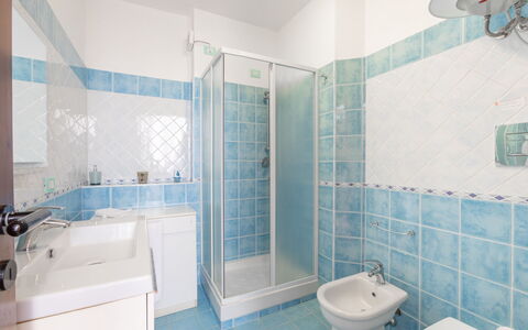 Villa Boi: Badkamer, Flooring, Loodgieterswerkinrichting, Verdieping, Interieur Ontwerp, Wastafel In De Badkamer, Wastafel, Kraan, Tegel, Loodgieter