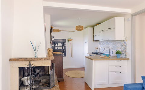La Terrazza nel Borgo: Meubilair, Interieur Ontwerp, Flooring, Cabinetry, Keuken, Countertop, Hout, Verdieping, Kamer, Plafond