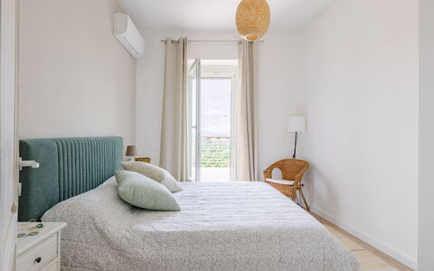 La Terrazza nel Borgo: Meubilair, Bed, Interieur Ontwerp, Slaapkamer, Bedding, Muur, Laken, Hout, Linens, Verdieping