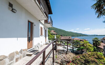 Mergozzo (Lago di Mergozzo) 260: Muur, Buurt,  Dorf\, Deur, Straat, Steeg, Cobblestone, Balkon, Oprit, Kamerplant