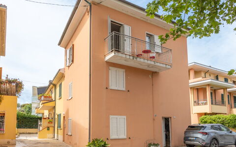 Fano Mare: Gebouw, Venster, Woongebied, Huis, Facade, Buurt, Huis,  Dorf\, Appartement, Balkon