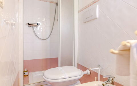 Fano Mare: Interieur Ontwerp, Flooring, Verdieping, Kamer, Plafond, Loodgieterswerkinrichting, Badkamer, Loodgieter, Toilet, Kraan