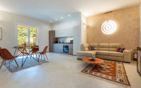 Fefè: Meubilair, Interieur Ontwerp, Flooring, Verdieping, Muur, Hout, Plafond, Kamer, Bankstel, Woonkamer