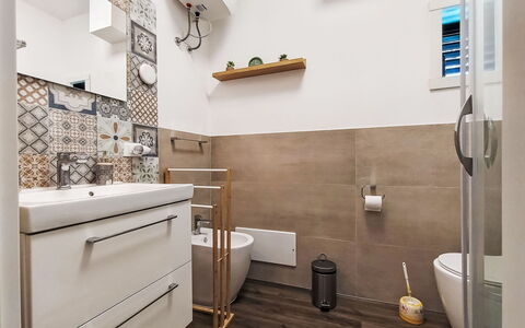Last Sun Roccella: Flooring, Loodgieterswerkinrichting, Badkamer, Interieur Ontwerp, Verdieping, Wastafel, Wastafel In De Badkamer, Toilet, Kraan, Wc Bril