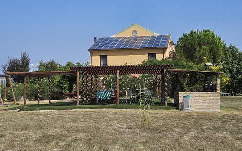 Casale dei Ciliegi: Schaduw, Backyard, Tuin, Gazon, Outdoor Structuur, Werf, Boerderij, Pergola, Garden Gebouwen, Hacienda