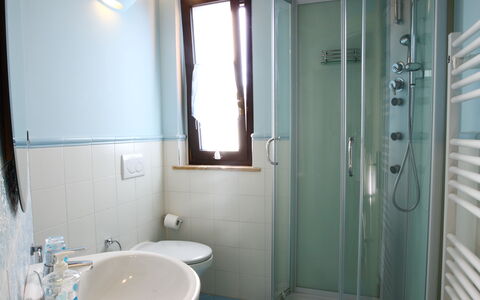 Casale dei Ciliegi: Flooring, Interieur Ontwerp, Verdieping, Hout, Loodgieterswerkinrichting, Verlichting, Kamer, Badkamer, Huis, Toilet