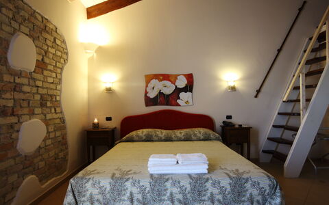 Casale dei Ciliegi: Muur, Meubilair, Huis, Deur, Slaapkamer, Lamp, Lichte Inrichting, Stoel, Kamerplant, Bed