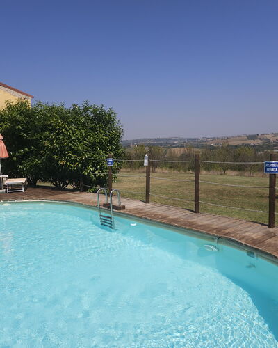 Casale dei Ciliegi: Blauw, Zwembad, Buitenmeubels, Woongebied, Meubilair, Menselijke Nederzetting, Toevlucht, Eco Hotel, Stoel, Hacienda