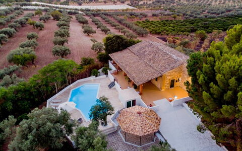 Villa Chiaramonte Gulfi: Zwembad, Architectuur, Toevlucht, Landgoed, Samengesteld Materiaal, Hacienda, Villa, Eco Hotel, Landscaping, Boerderij
