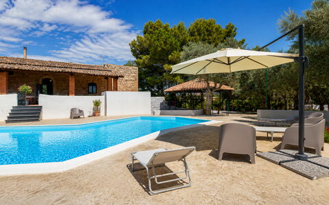 Villa Chiaramonte Gulfi: Blauw, Zwembad, Schaduw, Landgoed, Toevlucht, Buitenmeubels, Villa, Eco Hotel, Ontwerp, Paraplu