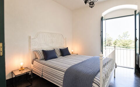 Villa Chiaramonte Gulfi: Meubilair, Slaapkamer, Interieur Ontwerp, Bed, Flooring, Verdieping, Bedding, Laken, Verlichting, Kamer