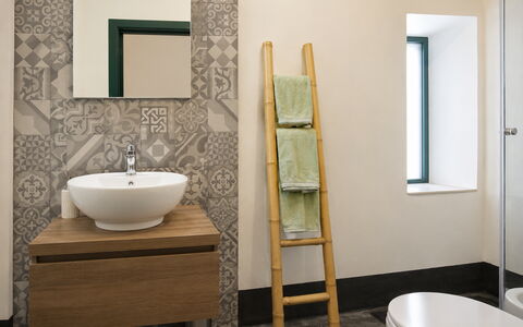 Villa Chiaramonte Gulfi: Flooring, Badkamer, Verdieping, Loodgieterswerkinrichting, Wastafel In De Badkamer, Interieur Ontwerp, Wastafel, Tegel, Bruin, Loodgieter