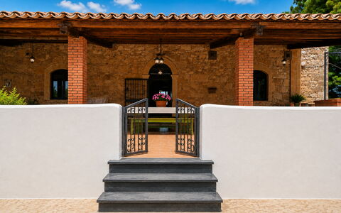Villa Chiaramonte Gulfi: Muur, Steen, Deur, Kolom, Bloempot, Hacienda, Metselwerk, Beits, Schaduw, Tuin