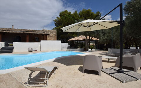 Villa Chiaramonte Gulfi: Schaduw, Zwembad, Buitenmeubels, Paraplu, Beton, Ligstoel, Toevlucht, Ontwerp, Eco Hotel, Outdoor Structuur