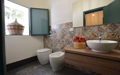 Villa Chiaramonte Gulfi: Flooring, Interieur Ontwerp, Verdieping, Loodgieterswerkinrichting, Badkamer, Tegel, Plafond, Wastafel In De Badkamer, Wastafel, Ceramic