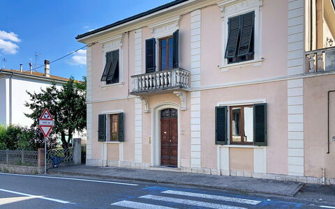 Lucia e Francesco: Venster, Gebouw, Deur, Facade, Buurt, Huis, Woongebied, Huis, Menselijke Nederzetting, Gieten