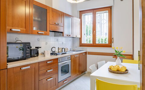 Corte Marina Apartment: Keuken, Toestel Van De Keuken, Major Appliance, Countertop, Hout, Cabinetry, Meubilair, Flooring, Interieur Ontwerp, Huis