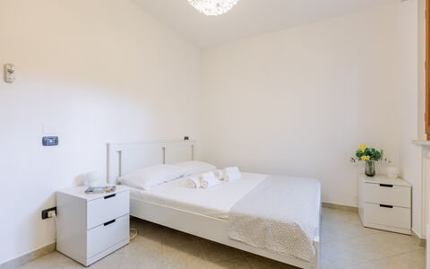 Corte Marina Apartment: Bed, Slaapkamer, Meubilair, Verdieping, Interieur Ontwerp, Flooring, Laken, Bedding, Kamer, Plafond