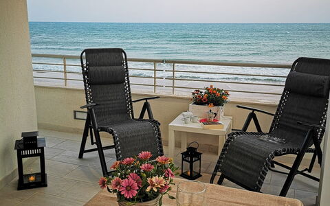 Appartamento Tramonto sul Mare: Meubilair, Stoel, Hout, Interieur Ontwerp, Tafel, Zee, Verdieping, Verlichting, Kamer, Oceaan
