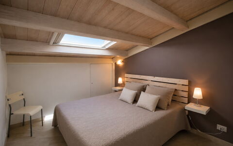 Appartamento Tramonto sul Mare: Bed, Slaapkamer, Interieur Ontwerp, Hout, Plafond, Meubilair, Laken, Verdieping, Bedding, Flooring