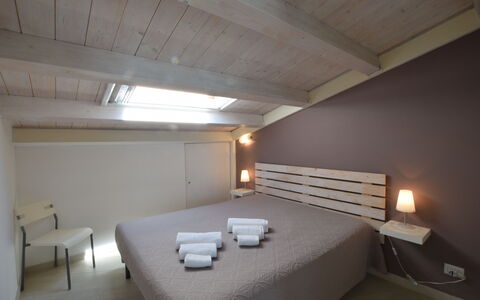 Appartamento Tramonto sul Mare: Bed, Slaapkamer, Interieur Ontwerp, Meubilair, Hout, Verdieping, Plafond, Laken, Flooring, Bedding