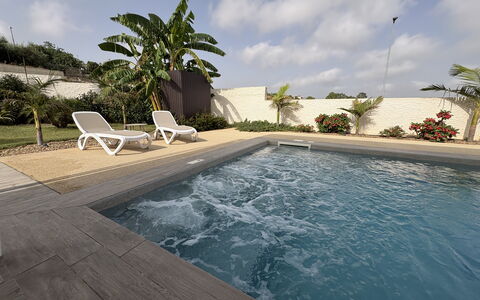 A Casa di Chica: Zwembad, Samengesteld Materiaal, Toevlucht, Waterpartij, Landscaping, Buitenmeubels, Bloempot, Beton, Landgoed