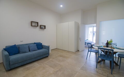 Elementi Luxury Otranto: Flooring, Verdieping, Interieur Ontwerp, Hout, Meubilair, Plafond, Kamer, Verlichting, Appartement, Woonkamer