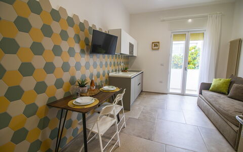 Elementi Luxury Otranto: Interieur Ontwerp, Flooring, Meubilair, Verdieping, Plafond, Kamer, Stoel, Keuken En Eettafel, Keuken, Beits