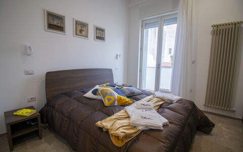 Elementi Luxury Otranto: Bed, Slaapkamer, Meubilair, Interieur Ontwerp, Laken, Bedding, Verdieping, Flooring, Hout, Kamer