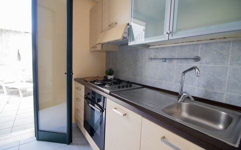 Nicoletta'S House in Otranto: Keuken, Countertop, Gootsteen, Toestel Van De Keuken, Major Appliance, Flooring, Interieur Ontwerp, Fornuis, Loodgieterswerkinrichting, Kraan
