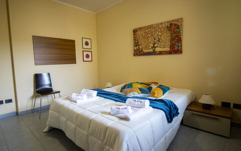 Nicoletta'S House in Otranto: Meubilair, Interieur Ontwerp, Muur, Bed, Flooring, Verdieping, Hout, Slaapkamer, Kamer, Laken