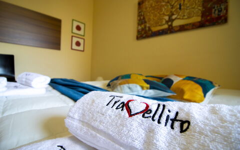 Nicoletta'S House in Otranto: Meubilair, Textiel, Linens, Kamer, Interieur Ontwerp, Bed, Slaapkamer, Laken, Bedding, Kussen Gooien