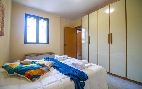 Nicoletta'S House in Otranto: Hout, Interieur Ontwerp, Flooring, Verdieping, Slaapkamer, Bed, Kamer, Meubilair, Plafond, Appartement