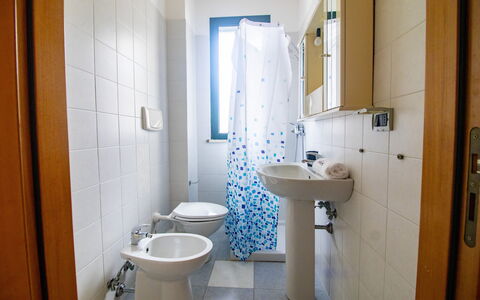 Nicoletta'S House in Otranto: Flooring, Interieur Ontwerp, Verdieping, Loodgieterswerkinrichting, Kamer, Badkamer, Loodgieter, Wastafel In De Badkamer, Wastafel, Tegel