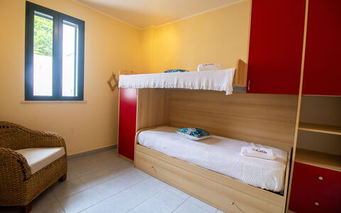 Nicoletta'S House in Otranto: Hout, Verdieping, Interieur Ontwerp, Flooring, Meubilair, Slaapkamer, Kamer, Bed, Huis, Plafond