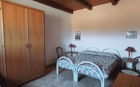 Baita Vignola: Meubilair, Verdieping, Flooring, Bed, Slaapkamer, Interieur Ontwerp, Hout, Laken, Plafond, Kamer