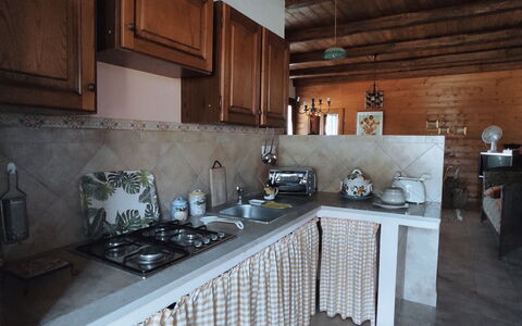 Baita Vignola: Keuken, Flooring, Interieur Ontwerp, Hout, Meubilair, Verdieping, Countertop, Toestel Van De Keuken, Kamer, Fornuis