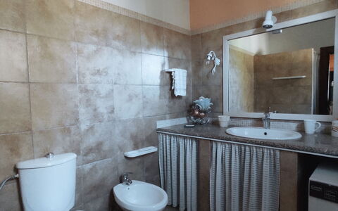 Baita Vignola: Flooring, Loodgieterswerkinrichting, Verdieping, Interieur Ontwerp, Wastafel, Wastafel In De Badkamer, Badkamer, Kraan, Wc Bril, Loodgieter