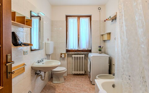 Legnone: Flooring, Verdieping, Interieur Ontwerp, Kamer, Loodgieterswerkinrichting, Plafond, Loodgieter, Badkamer, Appartement, Wastafel
