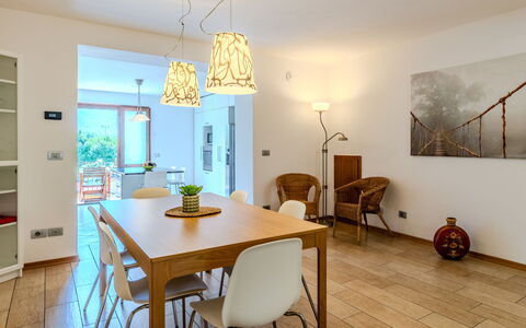 Legnone: Meubilair, Interieur Ontwerp, Flooring, Verdieping, Muur, Stoel, Eetkamer, Tafel, Hout, Keuken En Eettafel