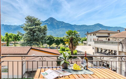 Legnone: Bergketen, Heuvel Station, Balkon, Ridge, Eco Hotel, Alpen, Buitenmeubels, Villa, Bergdorp